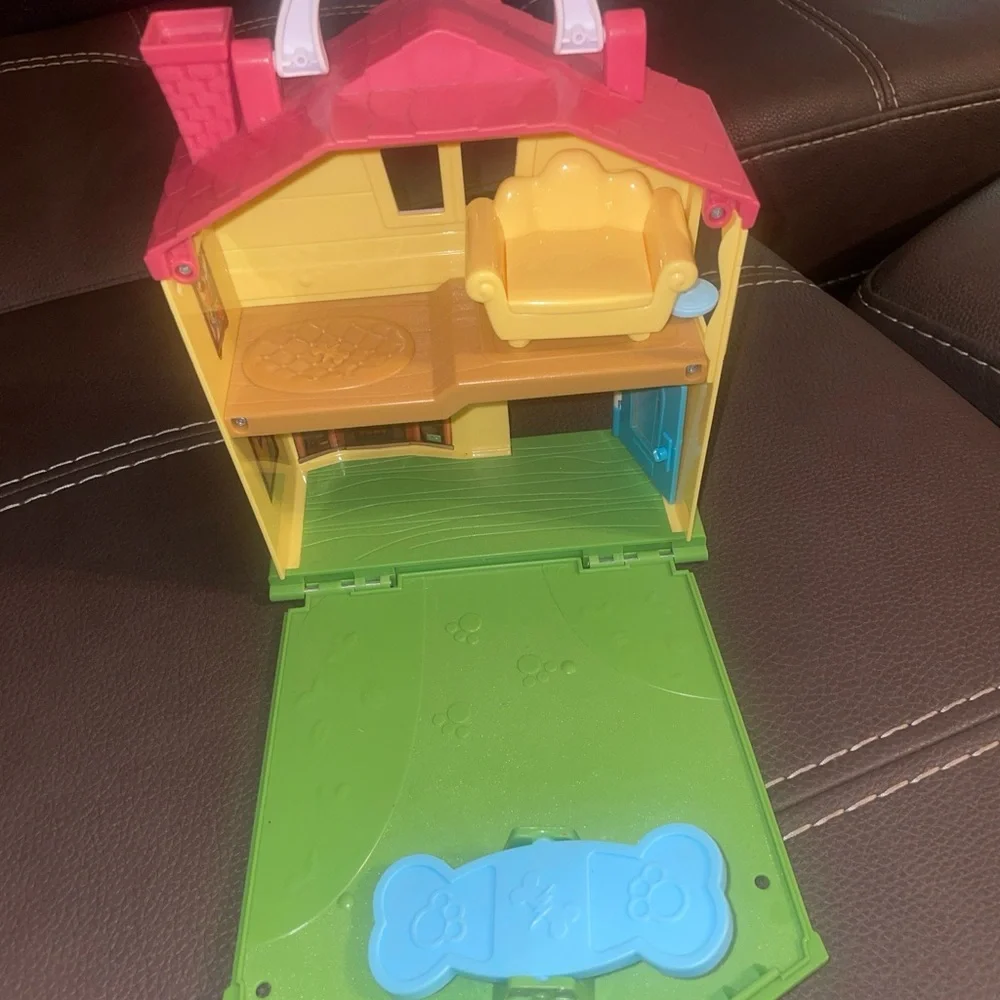 Disney just play, Playhouse, including couch.